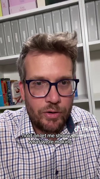 Puzzling with @John Green over on YT today 🍕🐢💪🏻 #jigsawpuzzles #jigsawpuzzle #puzzle #puzzles #puzzletok #jigsaw #speedpuzzling #karenpuzzles #johngreen #johngreenbooks #turtlesallthewaydown #dftba