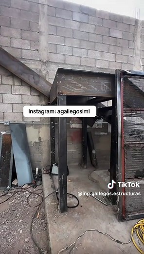 Escalera Metálica en Ingenieria Civil