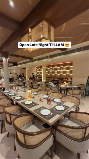 Only place in Malad 🫶🏻 details 👇🏻 Did you know Malad has a pure veg & Jain restaurant open till 4 AM? 👀🌙 Because I honestly didn’t! Balora is one of those rare late-night spots in Mumbai that’s perfect for a romantic date night. And the best part? They do a candlelight dinner every Wednesday — the vibe is calm, cosy, and super romantic 🕯️✨ From their Mexican Spiced Basket on Fire to the comfort-style Crack Mac & Cheese and unique Beet Asparagus Sushi — the food totally surprised me 🤌 Plu