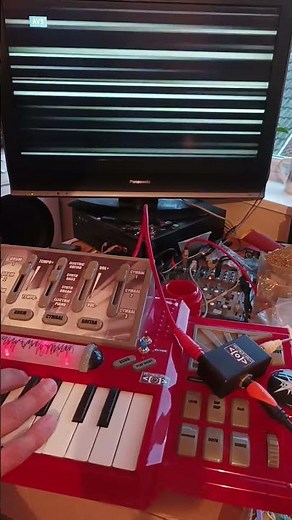 Circuit Bent Keyboard into Audio Vizualizer by Psychiceyeclix #circuitbent #videoart #glitch #noise