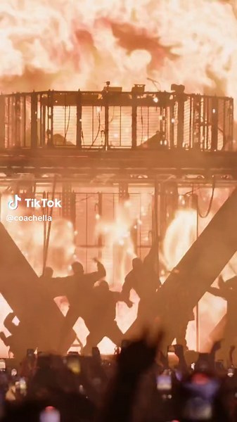 @metroboomin didn’t mess around for Weekend 2 🔥 Watch more on the Coachella livestream, only on @youtube #coachella #coachella2023 #metroboomin #future