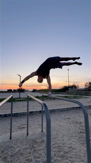 En vrai j’aime bien cet ordre et cet angle, non ? #sunset #motivation #callisthénie