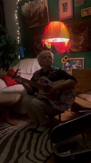 Tuning is EADGCE... just a nice little spicy C-chord for this upside down left handed 4 fingered gal