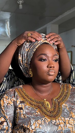 Hauwa’s look for her brother’s wedding, got us drooling over how her makeup blended into her skin effortless 😊 . Makeup x turban @hadeedeemakeovers