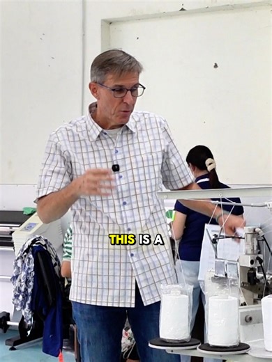 Meet the flatlock machine 🧵✨ It’s commonly used for activewear like leggings 🩳🧘‍♀️ Instead of bulky seams, two fabric layers are sewn together and lie flat underneath ✔️ That means: less rubbing 🚫🔥 more comfort when moving 🏃‍♀️💪 smoother finish compared to a standard overlock ✂️ Not every factory has this machine — it’s expensive 💸 and requires special training to operate 🎓 Perfect seams, comfy garments, happy customers 😌👖 #garmentmanufacturing #flatlock #activewear #sewingmachine #ap