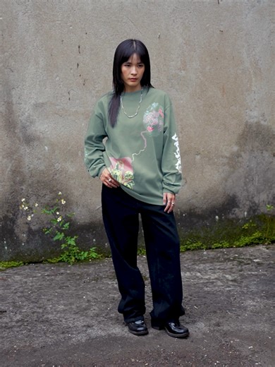 Wearing the PAPER T-shirt Longsleeve Mint & SWART Jeans Regular Fit from KEEPFS #tshirt #longsleeve #keepfs #baggypants #baggyjeans #pants #regularpants