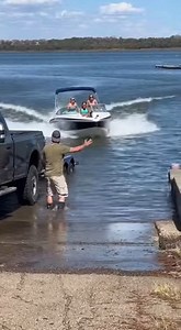 Boat Slams Into Trailer During Chaotic Ramp Loading Attempt Lake Havasu City, Arizona — A routine boat launch turned chaotic when a vessel approached the ramp at speed and collided with its waiting trailer. The incident unfolded on a busy lakeside ramp as onlookers watched from nearby vehicles. Video shows the boat heading straight toward the partially submerged trailer and pickup truck. Instead of easing forward, the vessel continues with momentum, its bow rising slightly before striking the tr
