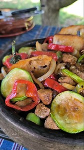 Сач със свинско и зеленчуци приготвен по правилния начин! Вкусно и традиционно ястие, което може да се хапва всеки ден. От нас рецептата, а от вас 🍻 600 гр крехко свинско месо 20 мл олио 3-4 щипки сминдух 3-4 щипки пушен червен пипер 3 щипки чубрица черен пипер зеленчуци: 2 червени чушки 2 зелени чушки 1 тиквичка 2 глави лук 2-3 филийки квасен хляб домашен Първата стъпка от рецептата за сач със свинско месо и зеленчуци е нарязването на месото и неготово овкусяване с подправките. Оставете месото