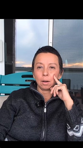 Alejandra León | Shamanic Healer on Instagram: "¿Llevas años en terapia pero algo sigue sin cambiar? En este video, comparto un caso real de cómo una de mis clientes descubrió por qué estaba atrapada en un patrón destructivo de 11 años. A través de Family Constellation Therapy y The León Method, descubrimos que el problema no era su pareja actual, sino un trauma transgeneracional de su mamá. 📧 Reserva tu sesión: contacto@alejandraleon.com 🌐 Visita: https://www.alejandraleon.com/ 🔗 Idiomas: Es