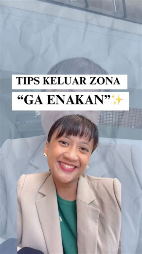 Rebekka Risma | Mbak Bekka on Instagram: "SERING NGERASA GAK ENAKAN SAMPE CAPEK SENDIRI??😭😭 Face Negotiation Theory bilang, orang di budaya kolektif seperti Indonesia cenderung gak enakan demi menghindari konflik. Bahkan ini jadi strategi menjaga perasaan dan citra diri orang lain, meski sering kali dengan mengorbankan diri sendiri😔 Kalau kamu mau keluar dari zona “gak enakan”, ADA 2 TIPS UTAMA: 👉 Mutual-face saving: Jaga perasaan dia, tapi kasi batasan untuk diri sendiri. Contoh: “Aku paham