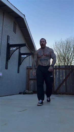 Brad Dunn | Online Coach & Mentor on Instagram: "‼️PAY DAY‼️ Pay up💰Throw down👊🏻 Paying gratitude for an amazing week in this abundant life with more effort, more sweat, more work 🙌🏻 THANK YOU Every Friday my clients, myself and handful of followers from around the globe pay a weekly fee in our favorite physical form. 100 burpees done in any way. Why? Because anyone anywhere can participate- and no matter how in shape or out of shape you are; it’s a challenge. What are you grateful for toda