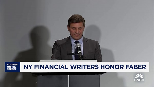 David Faber accepts New York Financial Writers' Bell Award