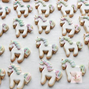 How to decorate unicorn cookies with royal icing. | Sweetopia