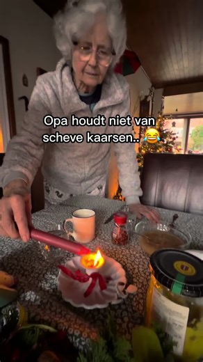 De kaarsenhouder van opa’s moeder heeft één regel meegekregen die tot op de dag van vandaag geldt. Deze heet een blaker, vertelde opa. Vroeger had iedereen er eentje. Als het donker werd nam je hem mee van kamer naar kamer, want dit was je licht voor de nacht. Opa en oma vinden het vooral “Het gezelligste licht is een echt vuurke.” Deze specifieke blaker is van zijn moeder geweest. En bij haar thuis moest elke kaars staat kaarsrecht staan. Een scheve kaars betekende slordigheid, en slordigheid w