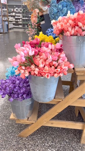 Spring Splendor: DIY Tulip Wreath Tutorial! 🌷🌸 #DIYFloralCrafts #TulipWreath #SpringDecor #CraftingIdeas #HomeDecorInspo #CreativeProjects #HandmadeWreaths #FloralDesign | Hollie Hobbies