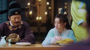 穿越少女参加宫中晚宴狂炫饭