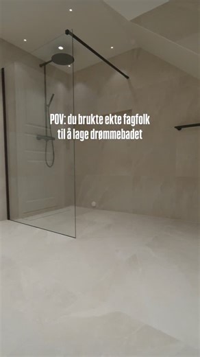 Baderom | Våtrom | Kjøkken on Instagram: "💡👉 Når badet skal pusses opp, er fagkunnskap helt avgjørende. Med ekte fagfolk får du løsninger som ikke bare er vakre å se på, men som også er trygge, funksjonelle og bygget for å vare. Her har Rørkjøpmedlem @romerikebadas skapt et kundebad der kvalitet i utførelse møter nøye utvalgte produkter: Vikingbad badekar og baderomsinnredning med stavfronter tilfører varme og et tidløst uttrykk, mens Tapwell armaturer i sort matt skaper en markert kontrast mo