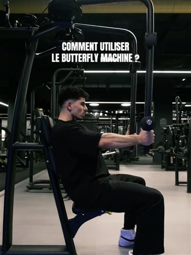 👇 Butterfly Machine 👇 Tu t’es déjà assis sur cette machine sans savoir comment l’utiliser ? 👉 Si c’est le cas, suis les étapes ci-dessous, la dernière est la plus importante 😉 Pense à t’abonner pour voir d’autres conseils ici 👉@yowan_id 1️⃣ Choisis ce que tu veux travailler ! Cibler tes pectoraux ou travailler l’arrière de tes épaules. 2️⃣ Règle la machine selon l’exercice que tu as choisis ! 🔹 Pour développer tes pectoraux : - Assieds toi dos contre le dossier puis règle le siège pour que