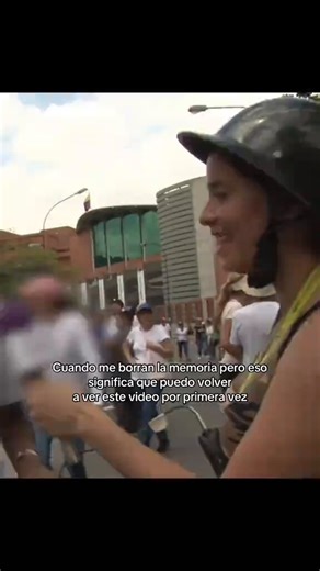 —Periodista: Sra que opina de Maduro?—La señora: "Yo tiraba feliz en mi casa" 😢 Claro, como ahora el tetón cdsm Maduro no estará más, seguimos peor porque quedó Delcy Eloina 😂¡Que señora tan simpática! ¿Alguien sabe cómo se llama?