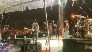 We sang “Wagon Wheel” on stage with Darius Rucker! Is this real life?? ❤️🤠⭐️ | Daves Highway