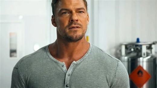 2025最新动作片《玩爆约会》，肌肉硬汉阿兰·里奇森主演