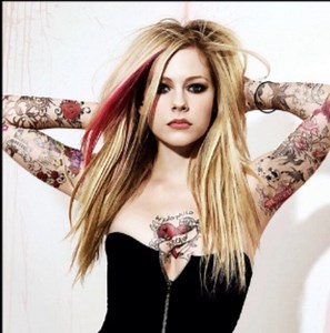 Avril Lavigne et ses tatouages - HOT or NOT - Hollywoodpq.com