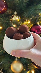 Truffes au chocolat maison 12€ le paquet de papillotes, non mais on en parle ? J’ai donc décidé de faire mes chocolats maison et vous allez voir, c’est gourmand, bien meilleur et économique ! Et ça part très très vite 😋 Ingrédients : 125 g de chocolat noir pâtissier 85 g de crème liquide entière 30 % 1 noix de beurre (7g) Quelques gouttes de vanille Cacao amer en poudre Préparation : 1. Concasser le chocolat. 2. Faire chauffer la crème sur feu doux jusqu’à frémissement et la verser sur le choco