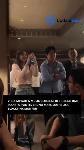 @updateelens on Instagram: "Live band di St. Regis Bar Jakarta emang beda level! Suasananya elegan, musiknya berkelas, dan vibes-nya intimate banget. Nggak heran pantes Bruno Mars sampe Lisa Blackpink mampir buat nikmatin ambience dan performa sekeren ini. Kalau cari tempat dengan live music premium di Jakarta, ini wajib masuk list kamu! 🍸🎤 #StRegisJakarta #StRegisBarJakarta #LiveMusicJakarta #BrunoMars #LisaBlackpink"