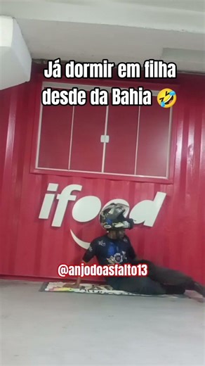 Delivery driver sleeps in line to get an iFood jacket #ifood #worldcup #nationalteam #brazil #soc...