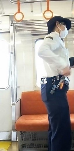 美人車掌の仕事見ました。車内精算から戻る美人車掌 The beautiful conductor