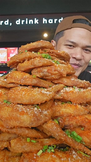 Brew Pub บรรยากาศชิลฟิลดี ที่มีอาหารและเครื่องดื่มให้เลือกเพียบ ชอบตรงที่เค้ามีให้ชิมทีเดียวพร้อมกัน 15 tap แบบรวดเดียวไปเลย อาหารทำอร่อย ถ้ามาเยอะๆแนะนำปีกไก่ทอดไซส์ 5 กิโลใหญ่สะใจ ใครไม่ดื่มเค้าก็มี butter beer กับ mocktail ให้สั่ง ขนมอร่อยมาก ช่วงกลางวันนั่งเป็นคาเฟ่ได้ ร้านนั่งสบาย พนักงานน่ารักบริการดี มีดนตรีสดทุกคืน ที่จอดสะดวก ช่วงนี้มีโปร Happy Lunch 11.00 - 16.00 กับ Happy Hour 17.00 - 18.00 ทุกวันอาทิตย์ถึงพุธ เดี๋ยวใส่รายละเอียดโปรให้ใน comment 📌 Brewave 🌎 ชั้น 2 Design Village รัช