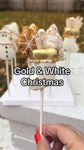 A gold & white Christmas?! Yes please! These cake pops will drop jaws at any holiday event #cakepops #gold #white #christmas