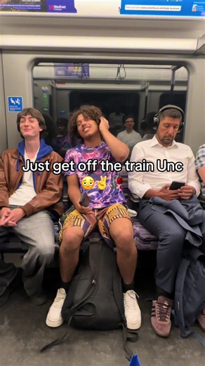 Bro knew those headphones weren’t connected 🫩🙏 #tikytaky #watchingnetflixandtikkytakkys #meme #speakerprank #viral