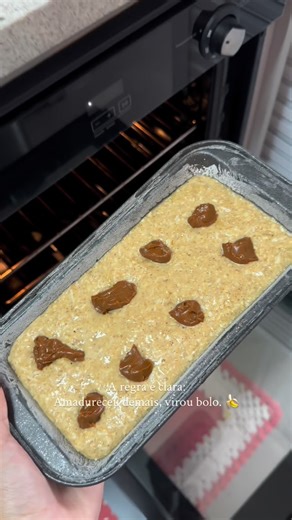 Letícia B. | Confeitaria e Empreendedorismo on Instagram: "Amadureceu demais, virou bolo. 😅 Sempre tem aquela banana doidinha pra virar bolo né, aqui tenho pavor de jogar comida fora, se está boa vai virar bolo sim 🤭 Bolo de banana com aveia: 4 bananas prata bem maduras 135g de farelo de aveia 3 ovos 1 pitada de sal Canela a gosto 5g de fermento 15g de azeite ou óleo de coco No meu eu quis colocar um pouco de coco ralado e extrato de baunilha, totalmente a gosto. Também finalizei com doce de l