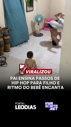 3.3M views · 79K reactions | Um vídeo de um pai dançando hip hop e ensinando passos de break para o filho viralizou na última sexta-feira (25/4). Nas imagens, o homem apresenta a sua habilidade, faz acrobacias e movimentos difíceis, enquanto o bebê assiste e se diverte. Quando chega a sua vez, o neném mostra que o ritmo está no sangue e dança, a seu modo, com passinhos frenéticos recheados de fofura. Confira! | Leo Dias | Facebook