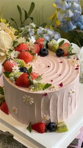 World's Easiest 5 Minute Strawberry Cake Recipe 🍓🍰 (Must Try)#shorts #strawberrycake#cakedecorating