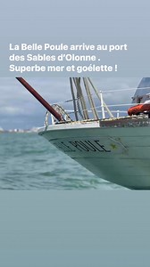 Les Sables d’Olonne . La Belle Poule arrive en ville . Temps magnifique pour ce merveilleux bateau de 1932, copie des goélettes qui allaient de Paimpol pêcher la morue au large de l’Islande. Basée à Brest, elle participe à l'instruction maritime pour les élèves des différentes écoles de la Marine nationale : École Navale, Maistrance, École des Mousses. Elle a également servi dans les Forces navales françaises libres durant la Seconde Guerre mondiale, et arbore à ce titre le pavillon de beaupré à