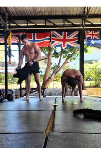 Full session ⬇️ FLOW10 squat swing High pull Clean Dead clean Thruster Swing High pull Clean Lunges METCON10 Mountain climbers × 60 Alternate burpee × 60 Push up × 80 Push up plank × 40 Sit ups × 60 AMRAP10 Renegade row × 4 Gorilla row x 4 Dead clean single arm (R) × 4 Snatch (R) × 4 Dead clean single arm(L) × 4 Snatch (L) × 4 Switch lunge x 6 EMOM10 Swing x 4 High pull x 4 Clean x 4 Realll work with my brother @Alex Robertson 💨 #wetrain #thewetraineffect #kettlebell #training