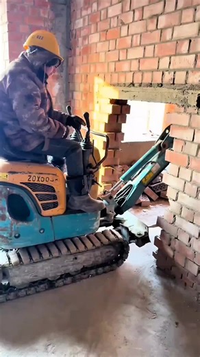 Mini Might: Navigating Tight Spaces with Precision! 🚜💨 ​Observe the incredible agility and compact power of a Mini Excavator in action! This video perfectly demonstrates how modern engineering allows heavy machinery to operate in extremely confined spaces, making it an indispensable tool for indoor renovations and tight construction sites. ​The Engineering of Compact Maneuverability ​This scene is a prime example of how specialized equipment solves spatial challenges: ​The Setup: A micro-excav