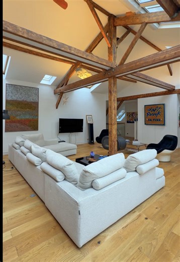 🇫🇷 [À VENDRE] Loft contemporain baigné de lumière – Paris 13e Dans un quartier dynamique et en pleine transformation, ce loft d’exception de 230m² séduit par son toit cathédrale, sa luminosité et son impressionnante sensation d’espace. Avec quatre chambres et une terrasse privée, il incarne un art de vivre moderne et apaisant au cœur de la capitale. ✨ Paris 13e ✨ 230m² – 4 chambres ✨ Terrasse privée ✨ Prix : nous consulter Pour plus d’informations, contactez-nous à contact@parisluxuryhomes.fr 