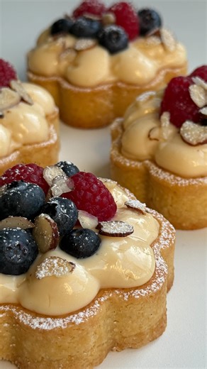 Ad | Berry Tartlets Recipe 🫐🤍 These tartelettes are delicate little treats in a floral shape . They look as if they came straight from a French patisserie.🥰 📝 Ingredients (for 4 tartelettes, Ø 9–10 cm) For the shortcrust pastry: • 150 g all-purpose flour (1 ¼ cups) • 75 g cold butter, cubed (5 ½ tbsp) • 50 g sugar (¼ cup) • 1 egg yolk • 1 tbsp cold water • 1 pinch of salt For the filling: • 4–5 tbsp fruit jam (e.g. homemade plum jam or any jam of your choice) For the pastry cream: • 250 ml m