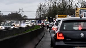 Un homme perché sur un panneau : l’autoroute A1 coupée