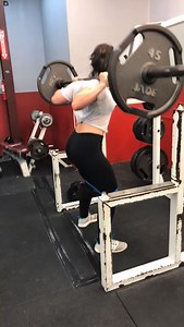 Stop squatting just for your glutes. 🛑 8 years in the game has taught me that the back squat is so much more than a “booty builder.” It is the ultimate compound movement—a true test of full-body strength, power, and stability. In a world of copy-paste fitness tips, remember that your anatomy is unique. Use what you’ve got, master your own mechanics, and respect the heavy lifting. 🏋️‍♀️ LOCAL LADIES: I’m looking for women right here in the RGV who want to stop guessing and start seeing real res