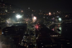 Capodanno a Napoli, gli spettacolari fuochi d’artificio visti dall’alto