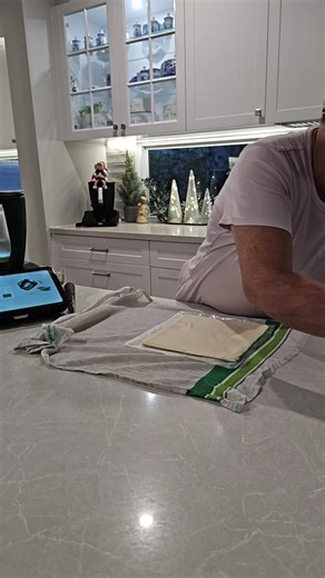 Indonesian Vegetable Spring Rolls Cookidoo Recipe: https://cookidoo.com.au/recipes/recipe/en-AU/r815173 I added 2 tsp soy sauce, 1 tsp cornflour and 1 tbsp oyset sauce to the filling in the last step. Pop back tomorrow for my dipping sauce recipe and spring roll tips, So delish, please make them!! 💚 From my Thermie Kitchen to yours — wishing you a delicious December! Come join my community and order your TM7 now 👉 https://tinyurl.com/ctkordertm7 Collette Mitrega 📞 0439 873 901 🌐 https://ther