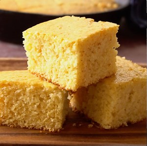 Pillowy soft Honey Cornbread is the best ever when smothered with its special butter! Perfect for cookouts and pairing with chili! Full printable recipe: https://www.gogogogourmet.com/honey-cornbread-with-honey-poppyseed-butter/ | GO GO GO Gourmet