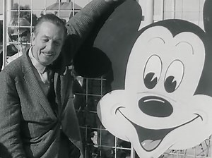 Disney 100 år! 🎉 1923 grundades Disney Brothers Cartoon av två bröder vid namn Walt och Roy O. Disney. Resten är historia. Som världens kanske mest kända varumärke har Disney Company blivit familjeunderhållningsföretaget med stort F. I det här klippet får vi se Walt Disney komma på besök till Sverige. Här anordnas det med pressträff och besök på Filmstaden i Råsunda där Mr Disney får träffa Ingmar Bergman under inspelningen av ”Jungfrukällan”. Se hela Veckorevyn på sajten: bit.ly/veckorevy-1959
