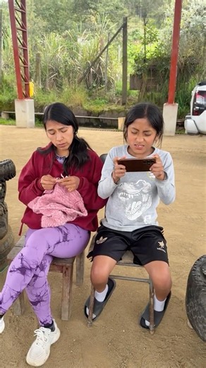 NUNCA juegues con la mente de una madre! 📱🏃‍♂️ El truco del vaso de agua #humor #comedia