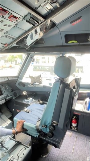 Pilot’s seat adjustment check #pilotseat #cockpit #aviation
