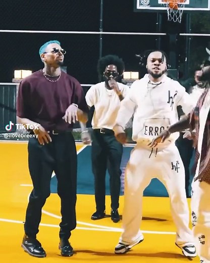 Breezy x Davido🔥🔥🔥 #davido #breezyalbum #chrisbrownofficial #chrisbrown #teambreezy #chrisbrowntiktok #like4like #viral #fyp #explore #breezy #followback